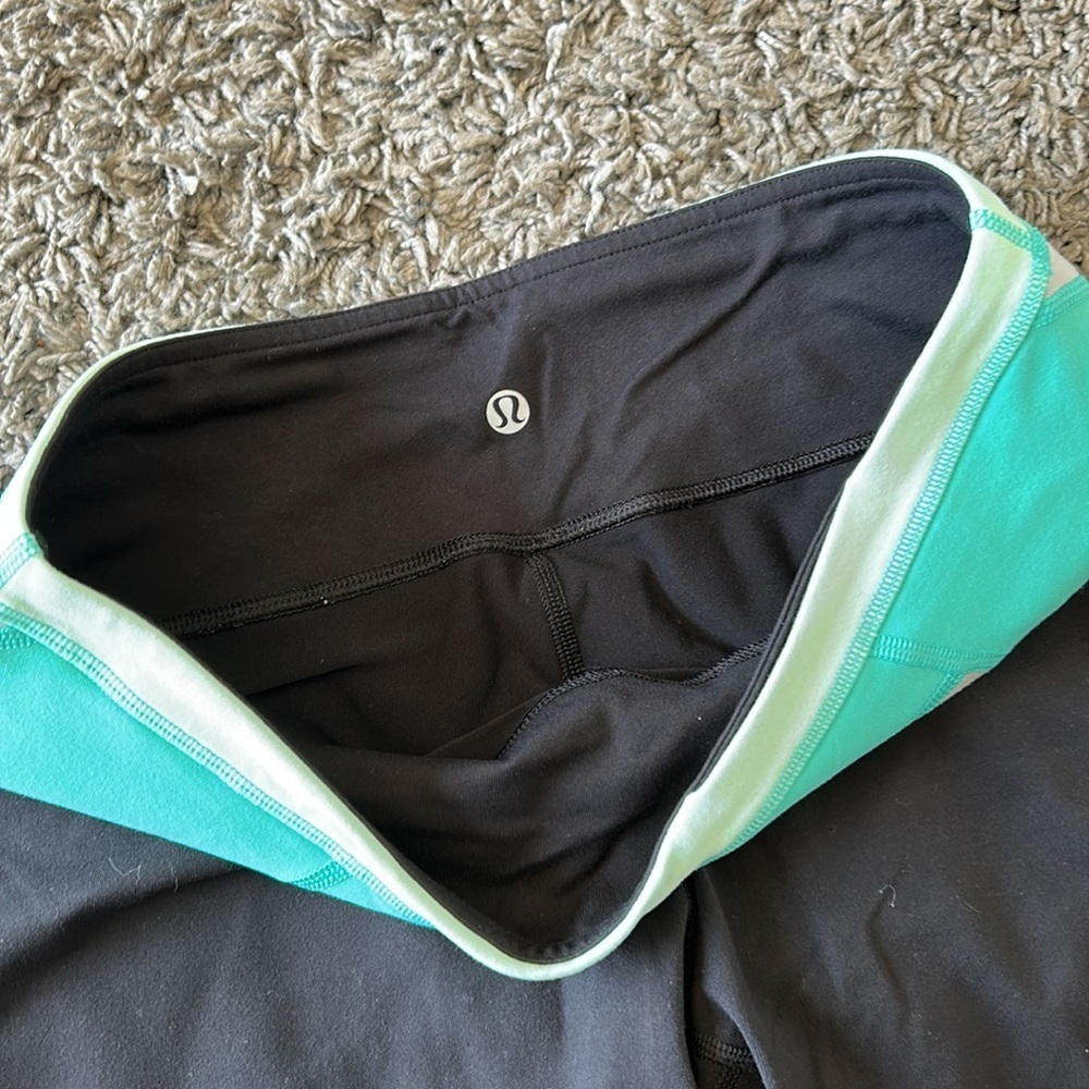 Lululemon Black Reversible Capri Leggings Teal Size 10 - Picture 5 of 10